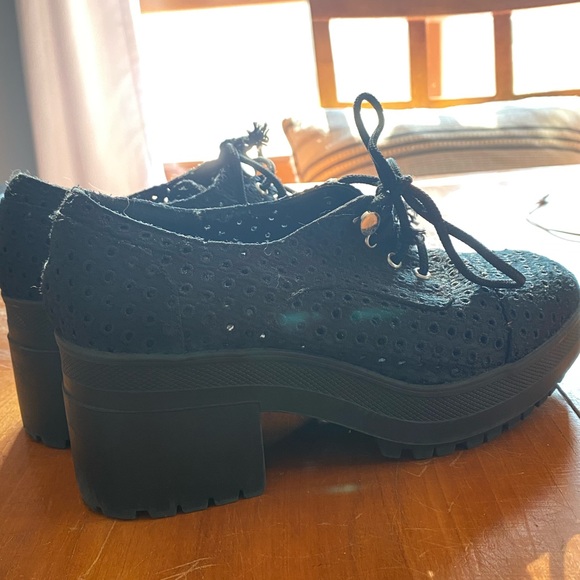 Urban Outfitters Black Eyelet Lace Chunky Lug Sole Oxford Loafers Size 9 - Picture 5 of 6
